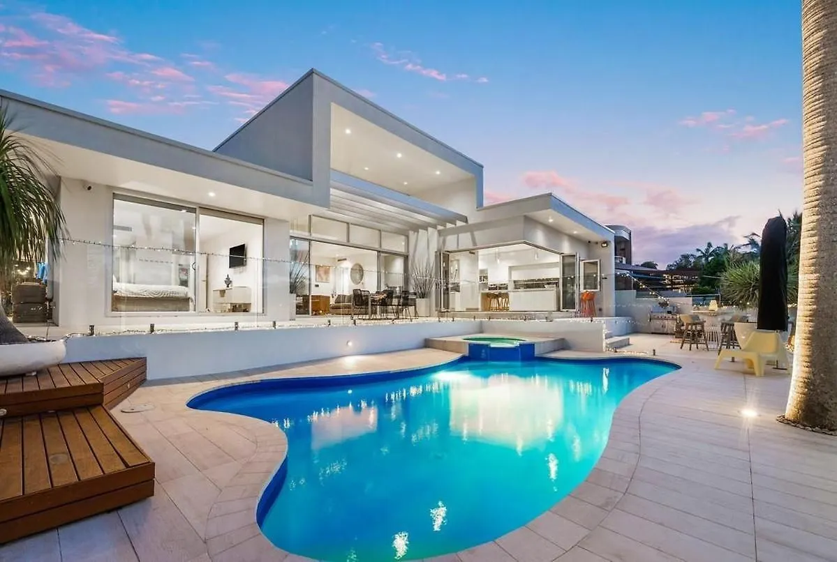 Capri Executive Waterfront Home - 5 Bedrooms - Heated Pool And Spa Gold Coast