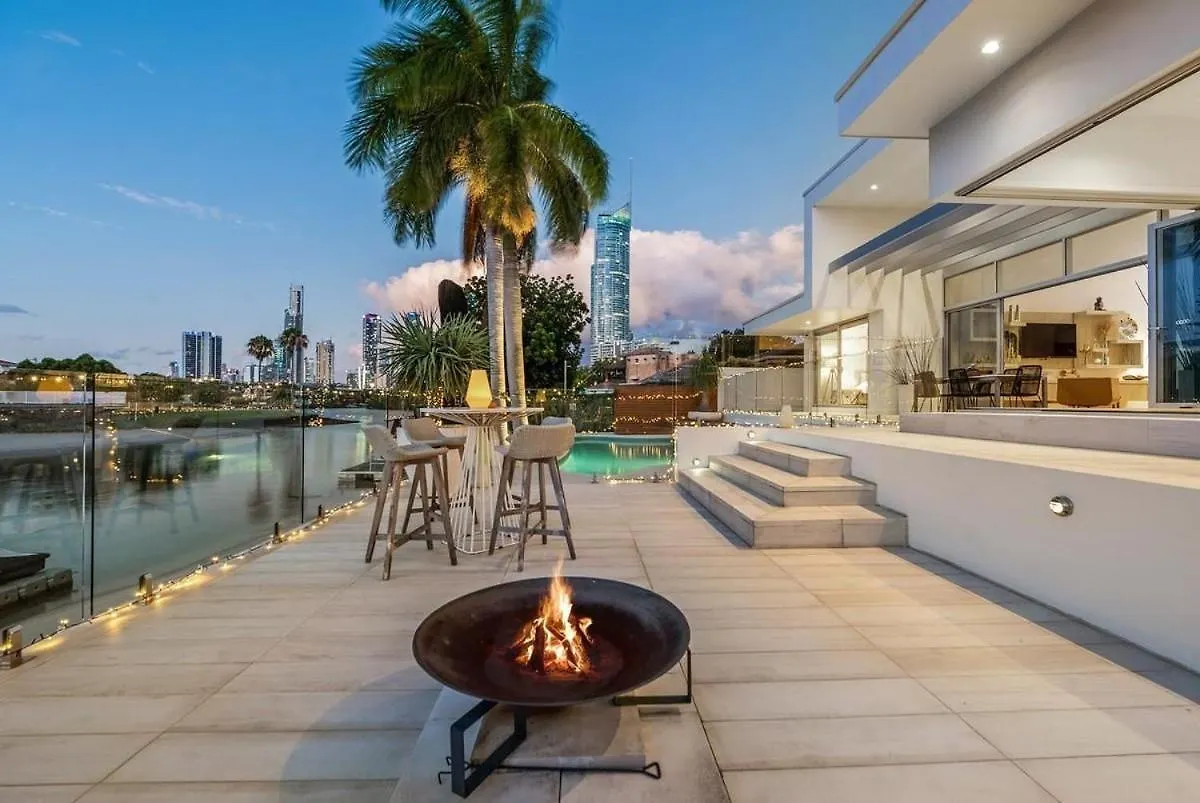 Holiday home Capri Executive Waterfront Home - 5 Bedrooms - Heated Pool And Spa Gold Coast