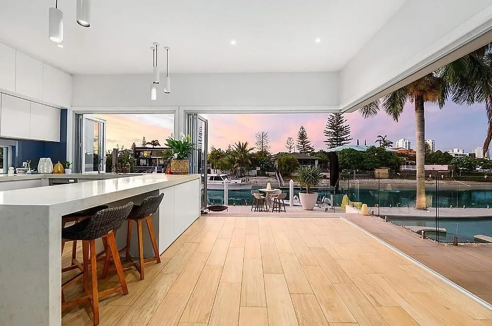 Capri Executive Waterfront Home - 5 Bedrooms - Heated Pool And Spa Gold Coast Holiday home