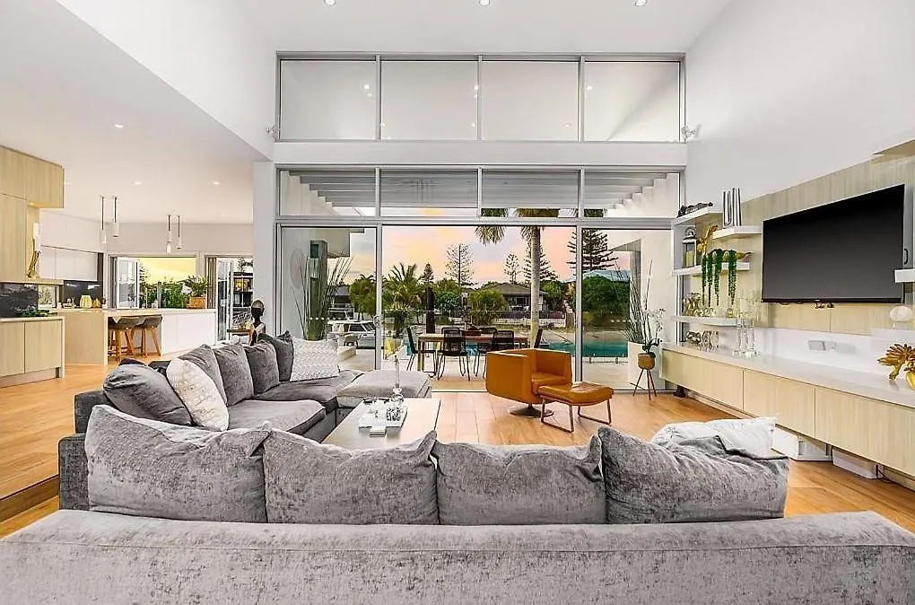 Holiday home Capri Executive Waterfront Home - 5 Bedrooms - Heated Pool And Spa Gold Coast